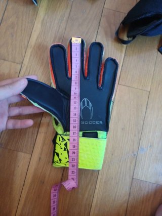Guantes y espinilleras fútbol