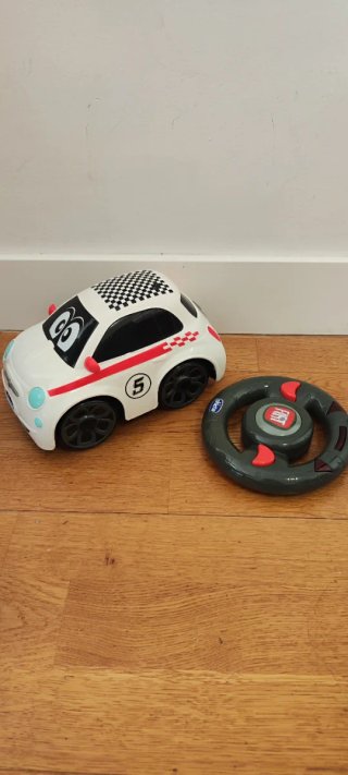 Coche teledirigido Fiat 500 Chicco.