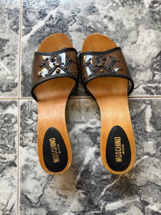 Sandalias Moschino Jeans Madera Charol