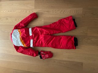 Mono de esquí rojo y guantes