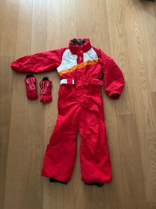Mono de esquí rojo y guantes