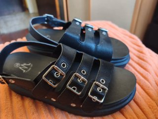 Sandalias negras con hebillas talla 38