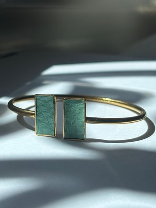 Pulsera dorada con detalles menta