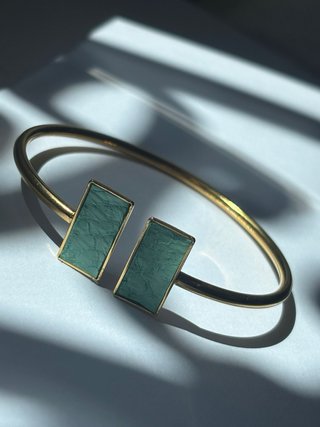 Pulsera dorada con detalles menta