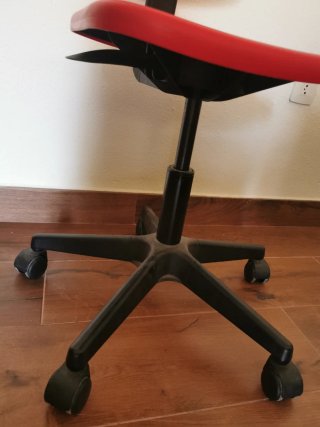 Silla de escritorio roja con ruedas