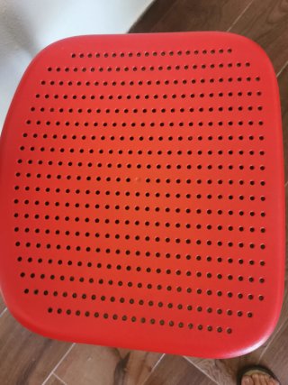 Silla de escritorio roja con ruedas