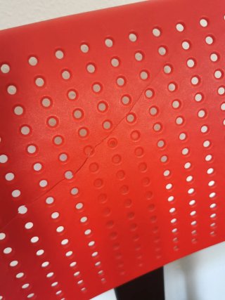 Silla de escritorio roja con ruedas