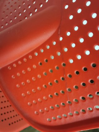 Silla de escritorio roja con ruedas