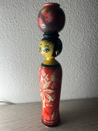 Bambola Kokeshi in legno decorata