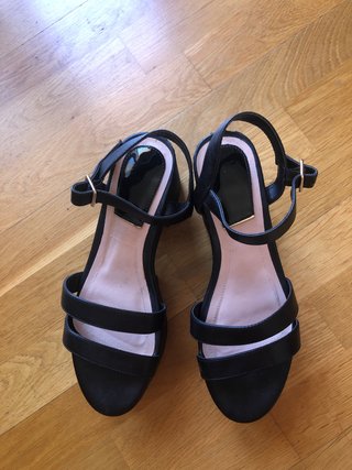Sandalias plataforma Stradivarius negras