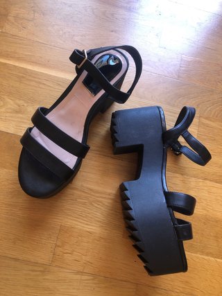 Sandalias plataforma Stradivarius negras