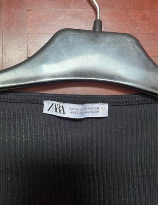 Camiseta Zara negra fruncida
