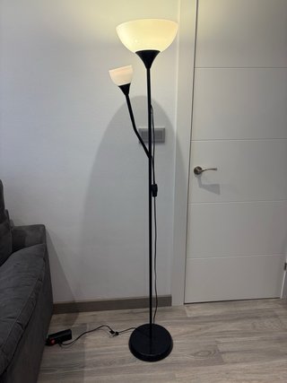 Lámpara de pie Ikea negra y blanca
