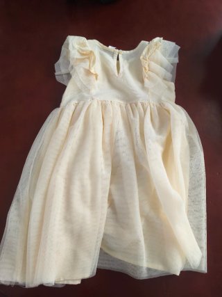 Vestido de niña con volantes