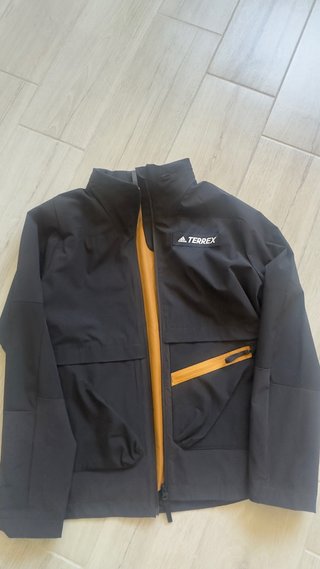 Chaqueta Adidas Terrex Negra y Dorada