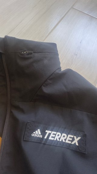 Chaqueta Adidas Terrex Negra y Dorada
