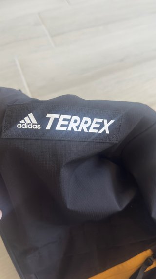 Chaqueta Adidas Terrex Negra y Dorada