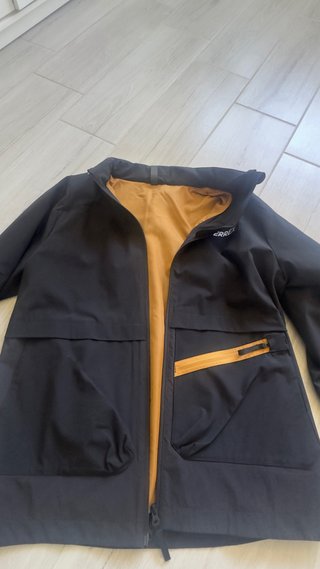 Chaqueta Adidas Terrex Negra y Dorada