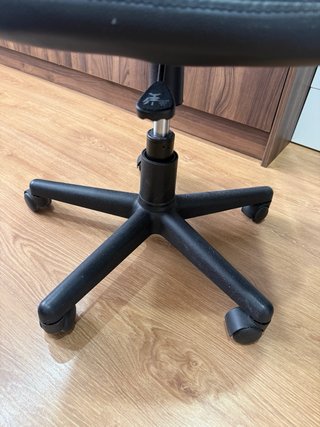 Silla de escritorio con ruedas negra.
