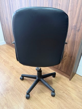 Silla de escritorio con ruedas negra.