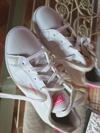 Una puesta, estan nuevas. Zapatillas Reebok Talla
