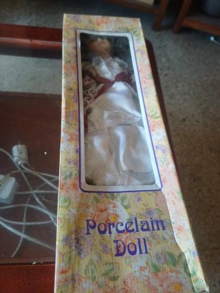 Muñeca de Porcelana con Vestido Blanco