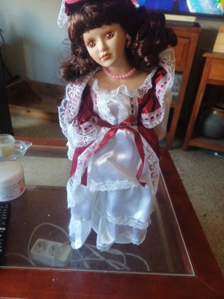 Muñeca de Porcelana con Vestido Blanco