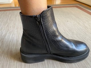 Botín negro efecto piel de cocodrilo