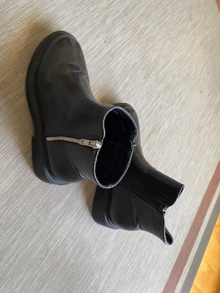 Botín negro efecto piel de cocodrilo