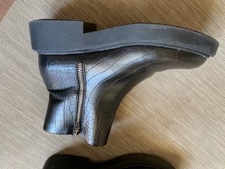 Botín negro efecto piel de cocodrilo