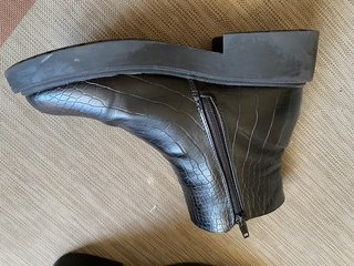 Botín negro efecto piel de cocodrilo