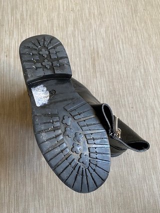 Botín negro efecto piel de cocodrilo