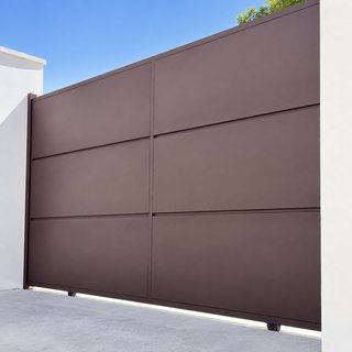 Puerta corredera metálica de paneles lisos