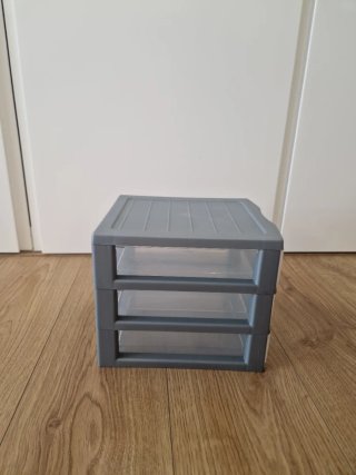 Cajas de almacenaje grises y transparentes
