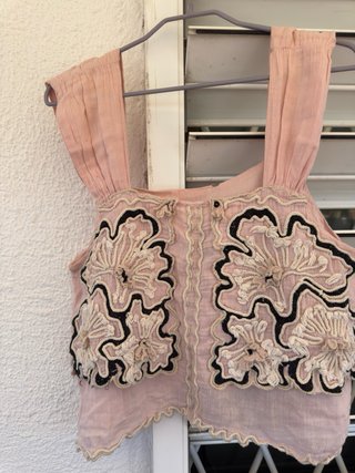 Camisa tirantes anchos bordada rosa