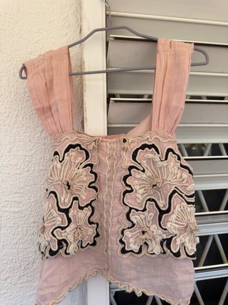 Camisa tirantes anchos bordada rosa