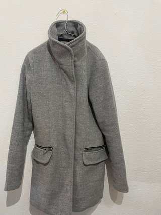 Abrigo de paño gris con cremalleras