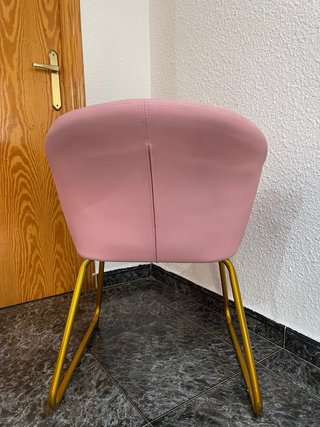Silla rosa con patas doradas