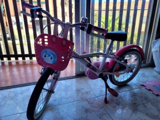 Bicicleta infantil rosa con cesta
