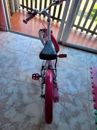 Bicicleta infantil rosa con cesta