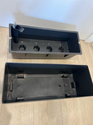 Jardinera plástico con riego automático