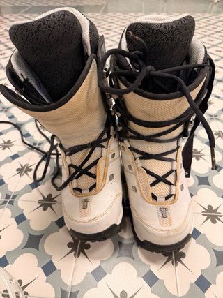 Botas y tabla de snowboard