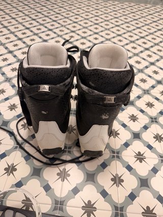 Botas y tabla de snowboard