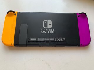 Nintendo Switch + Funda + Todos los accesorios