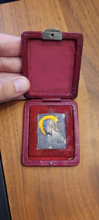 Reliquia religiosa con estuche