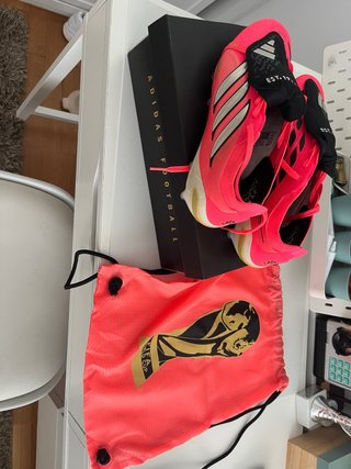Botas de fútbol Adidas rosas y negras gama alta.