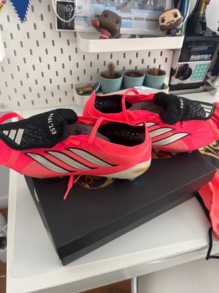 Botas de fútbol Adidas rosas y negras gama alta.