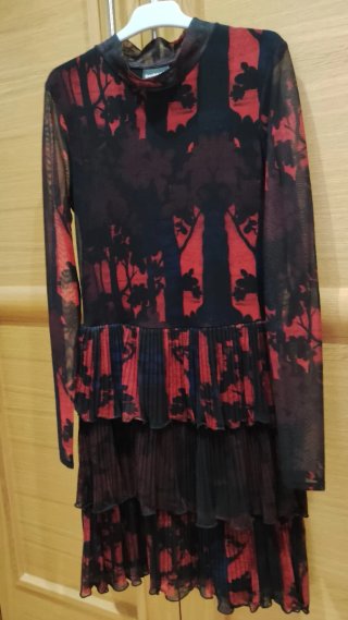 Vestido Desigual Negro y Rojo  Estampado bosque