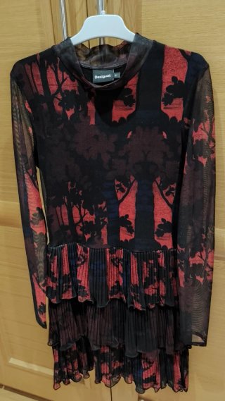 Vestido Desigual Negro y Rojo  Estampado bosque