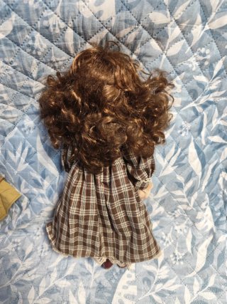 Muñeca de porcelana vintage con osito